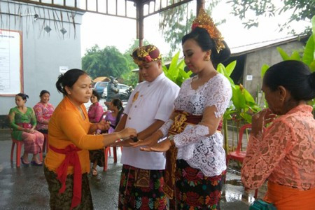 Warga Pengungsi Menikah Di Taman Prakerti Bhuana